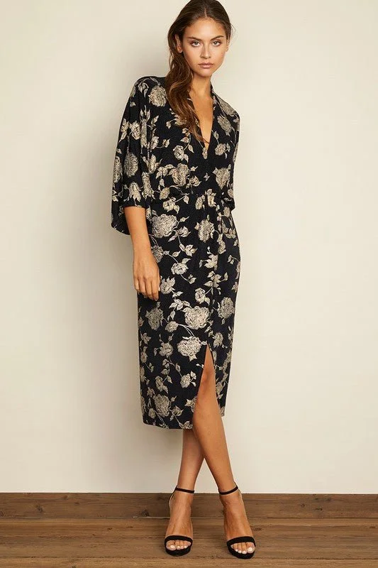 Pleated Women Dress with a Timeless and Elegant TextureFloral Plunging Midi Dress